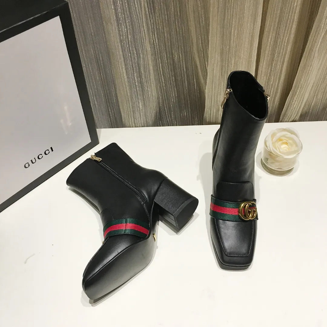 👟👟Ex-factory price 500👟👟 Classic version [Rose] [Rose] Ordinary version (pay attention to the model without pearls) [Lightning] [Lightning] GUCCI [Lightning] [Lightning] The latest autumn and winter new style 7-inch short boots [Love] The must-sell model in the picture above [Love] The original shoe last effect is great [Strong]🎉 The fabric is imported into full-grain cowhide 🎁The texture is very beautiful💝Special attention💰💰The inner pads are all imported sheepskin. The heel height is 7 cm. 35--40 in full package.